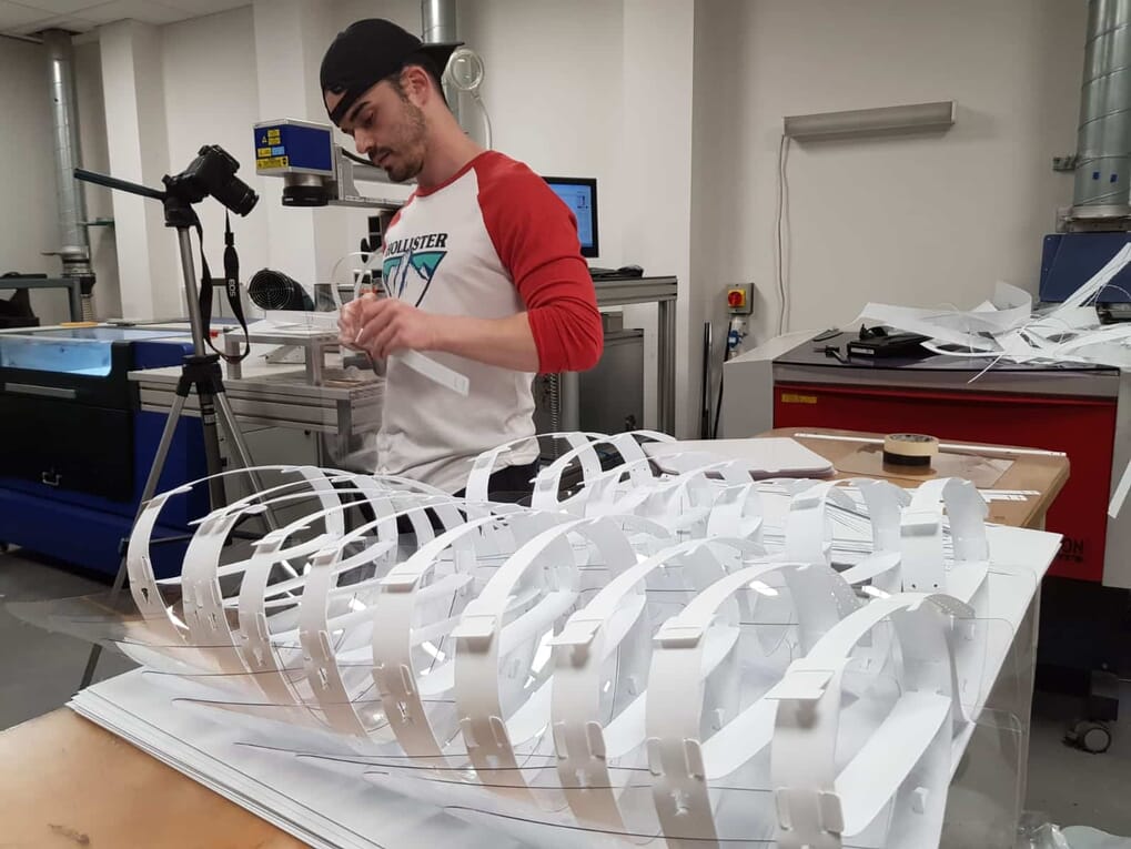 Verwenden von Laserschneidmaschinen zum Erstellen von Visieren für den NHS 1 laser engraved visors